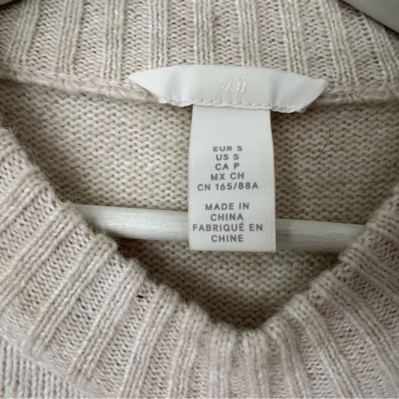 Cozy Beige Sweater with Black Pattern - Picture 4 of 4